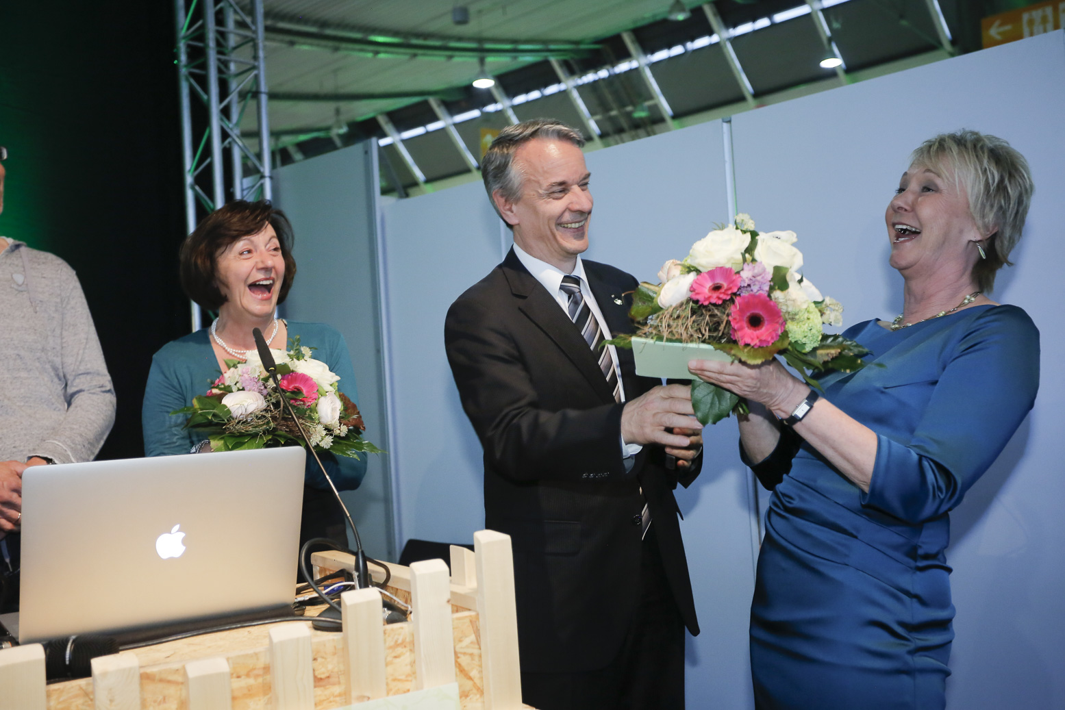 Andrea Mueller Moderation der Gartenpreisverleihung 2015 mit Stuttgarts 'First Lady' Waltraud Ulshöfer und Messechef Roland Bleinroth auf der Gartenmesse Stuttgart im April 2015
