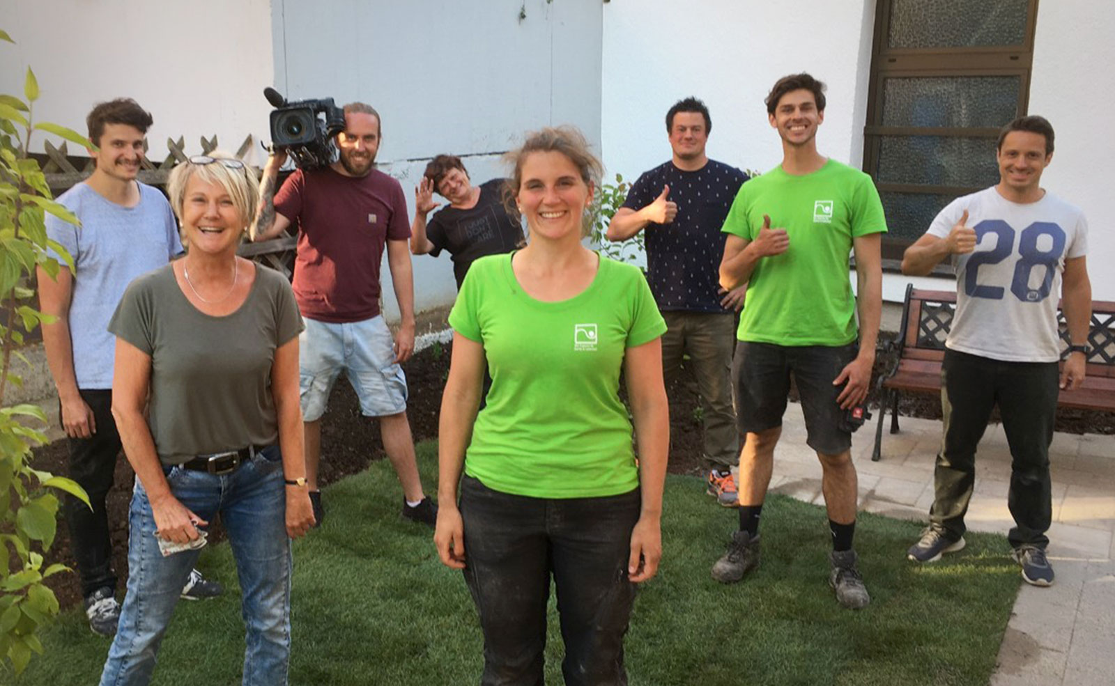 Das Team nach den Dreharbeiten zur SWR-Landesschau-Serie „Die Gartenretter“. Einsatzort: Vorgarten von Familie Beck, Esslingen, Juni 2020