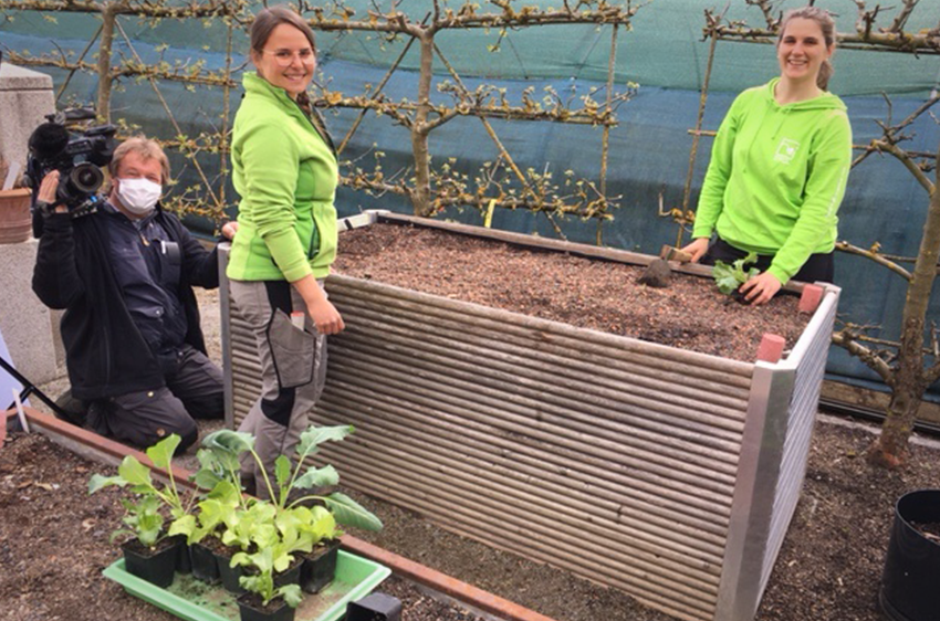 „Die Gartenretterinnen“ Anna Adelmann und Vera Hollndonner bepflanzen ein Hochbeet